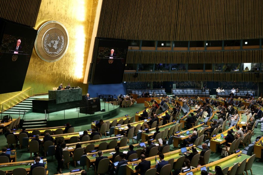 Para gran disgusto de Israel y Estados Unidos, la Asamblea General de la ONU adoptó el viernes por amplia mayoría la «Declaración de Nueva York», destinada a reimpulsar la solución de dos Estados, israelí y palestino, pero que por primera vez excluye inequívocamente a Hamás.
